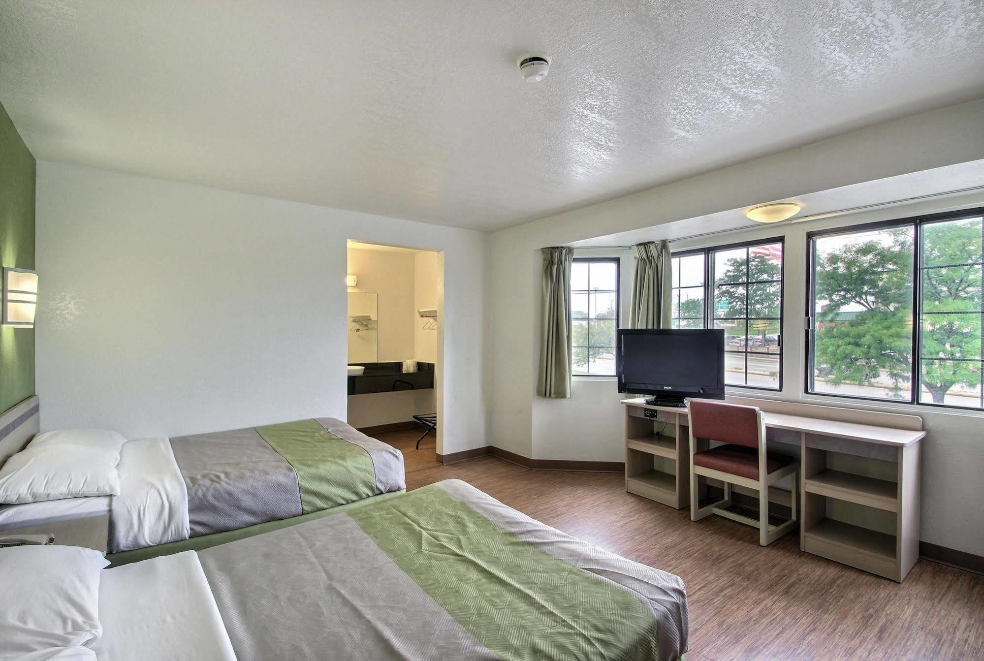 Motel 6 Milwaukee West - Brookfield Exteriér fotografie