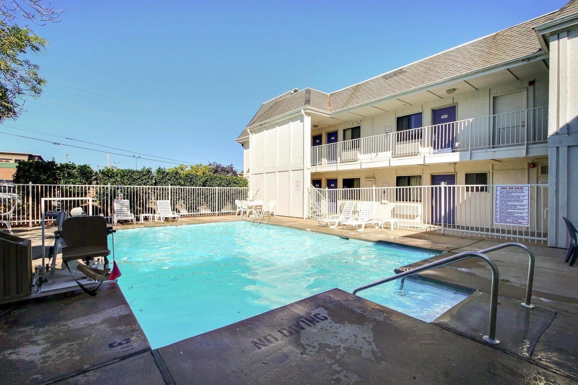 Motel 6 Milwaukee West - Brookfield Exteriér fotografie